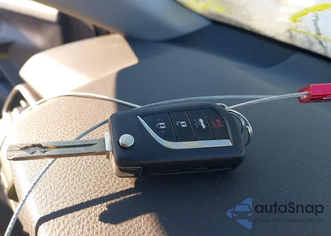 2020 Toyota Camry Le z USA, uszkodzony, nr VIN 4T1C11AK6LU987163